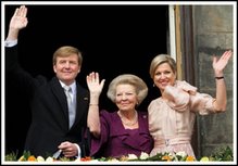 Museum Cards Postcard | Prinses Beatrix presenteert de nieuwe koning en koningin Museum Cards Postcard | Prinses Beatrix presenteert de nieuwe koning en koningin