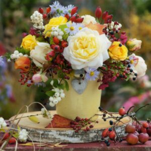 Postcard| Autumn bouquet in vase on wood