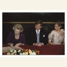 Postcard | Hare Majesteit de Koningin ondertekent de Akte van