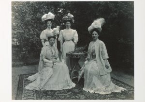Postcard | Koningin Wilhelmina met haar hofdames, 1908