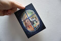 Gold Foil Postcard Lotte Drouen | Spelletje spelen bij het raam met foliedruk